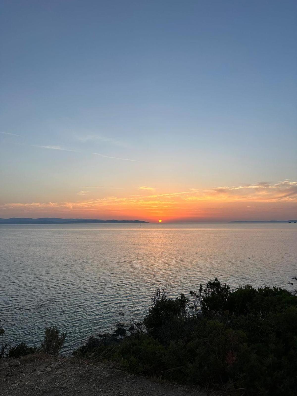 L'Instant Mer - Bord De Mer - Studio Avec Grand Jardin A La Capte Hyeres Luaran gambar